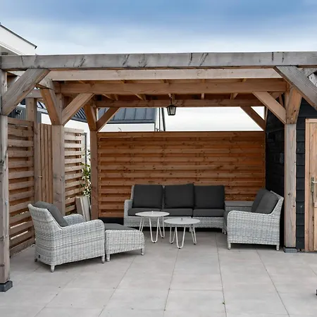 8 Persons Waterfront Villa Roelofarendsveen