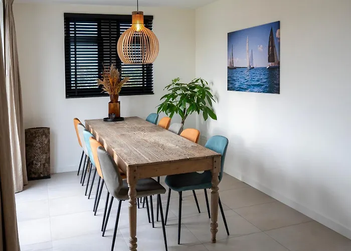 8 Persons Waterfront Tulpenacker Roelofarendsveen