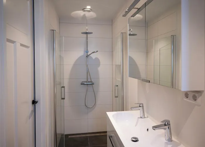 8 Persons Waterfront Tulpenacker Roelofarendsveen