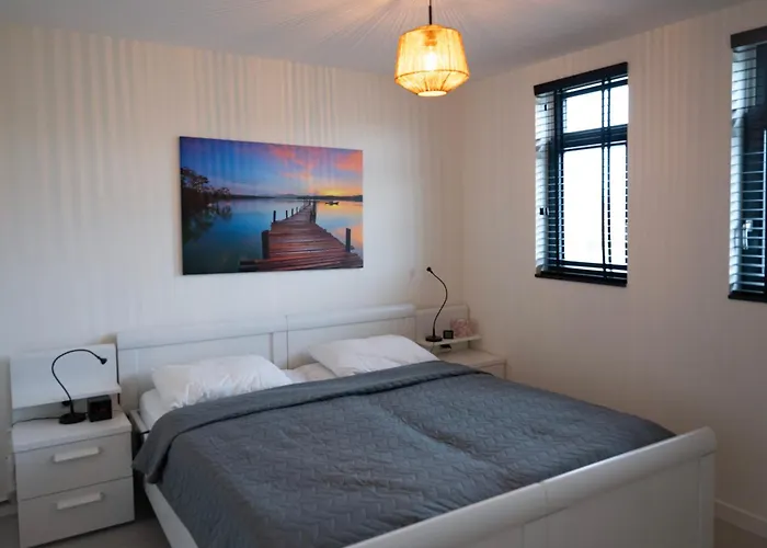 8 Persons Waterfront Tulpenacker Villa Roelofarendsveen