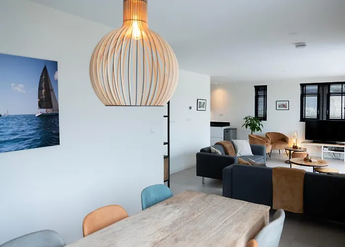 8 Persons Waterfront Tulpenacker * Roelofarendsveen